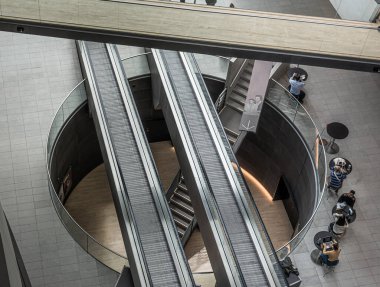 26 Mayıs 2021 'de Kopenhag' daki Danimarka Kütüphanesi 'nin yuvarlak masalarında oturan öğrenciler