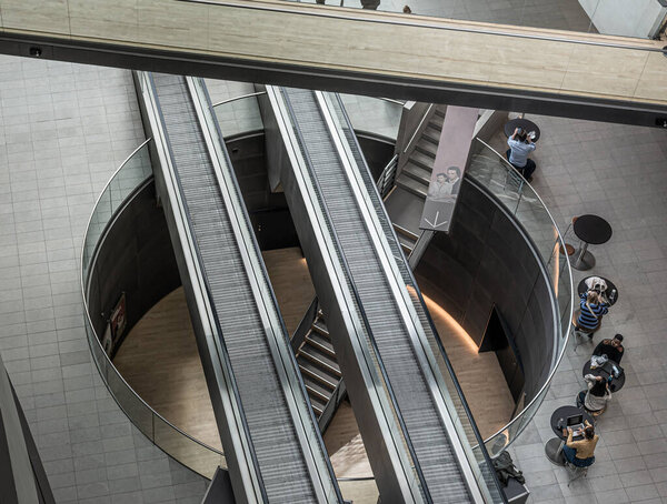 студенты, сидящие за круглыми столами в зале современной датской библиотеки в Копенгагене, 26 мая 2021 года