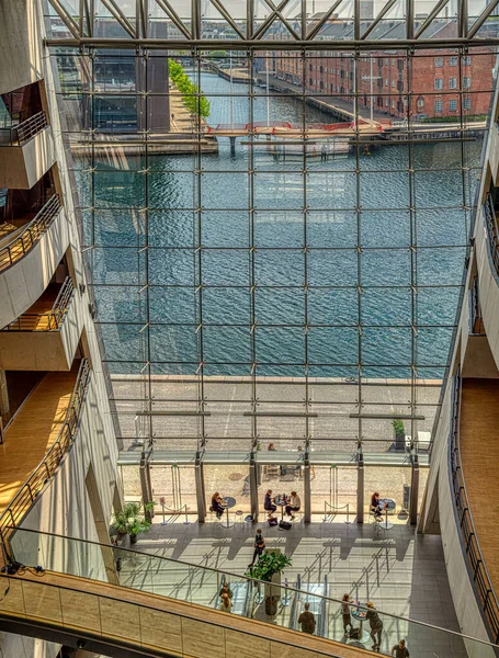 Величезне Вікно Королівської Бібліотеки Копенгагені Перед Якими Студенти Обідають Копенгагені — стокове фото