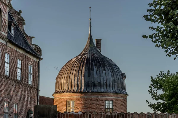 Cúpula Castelo Redondo Primeira Luz Manhã Castelo Frederiksborg Hillerod Dinamarca — Fotografia de Stock