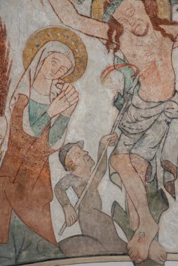 Romalı asker Longinus, İsa 'nın yüzünü mızrağıyla delip geçer ve tekrar görebilmek için gözlerine kan gelir. Skibby kilisesinde eski bir duvar resmi, 28 Haziran 2021