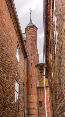 Haderslev Katedrali dar bir sokağın sonundaki Haderslev, Danimarka, 26 Ağustos 2021