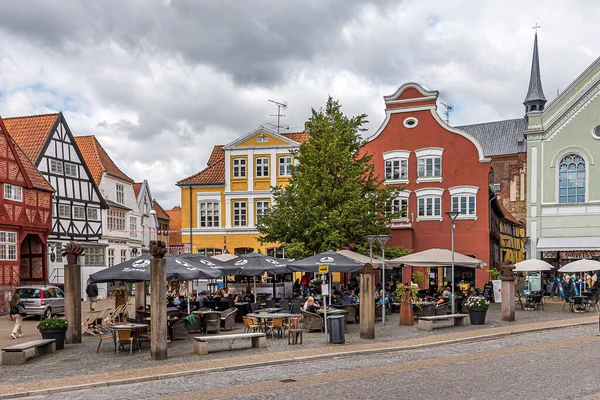 Personas Sentadas Café Plaza Central Haderslev Catedral Está Fondo Dinamarca —  Fotos de Stock