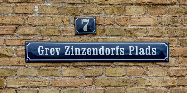 Moravya topluluğundaki Grev Zinzendorfs plakalarının mavi ve beyaz yol işareti Christiansfeld, Danimarka, 26 Ağustos 2021