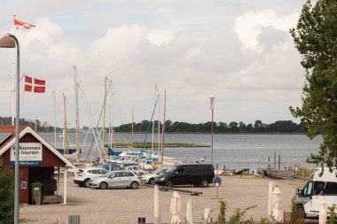 Danimarka 'nın güneyindeki Bisserup kasabasında 8 Ağustos 2021' de yelkenli tekne ve arabalı Danimarka yatı.