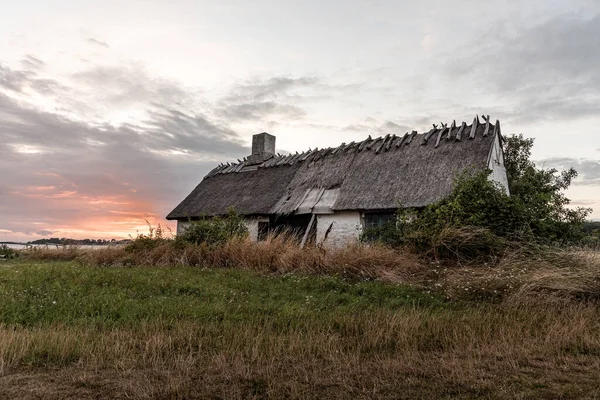 2021年8月8日デンマークのビセルップの海を見下ろす静かな茅葺き屋根の古い老朽化した家 — ストック写真