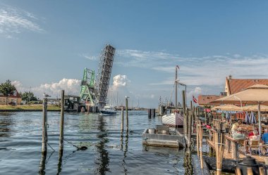 7 Ağustos 2021 'de Danimarka' nın huzurlu balıkçı köyü Karrebaksminde 'den geçen motorlu tekne.