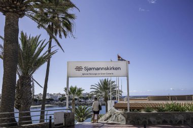 Arguineguin, Gran Canaria, Mars 1, 2025 Norveç Denizci Kilisesi 'nin işaret direği.