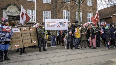 ABD 'nin Kopenhag Büyükelçiliği önünde 29 Mart 2025' te Grönland 'ı ziyaret eden Başkan Yardımcısı JD Vance' e karşı pankartlı protestocular
