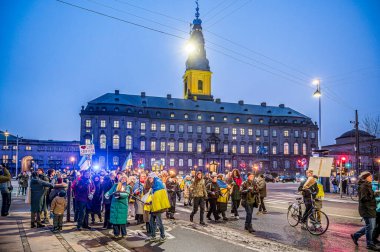Savaşın dördüncü yıldönümü olan Danimarka 'da 24 Şubat 2026' da Ukrayna bayrağıyla Kopenhag 'da yürüyüş