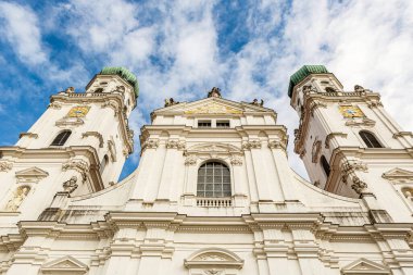 Passau 'daki St. Stephens Katedrali, Aşağı Bavyera, açık mavi gökyüzü altında ikiz kuleleri olan barok mimarisi.