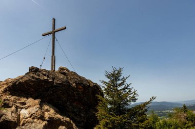 Zirve, açık mavi yaz gökyüzü ile Bavyera Ormanı 'ndaki dağın zirvesinden geçer.