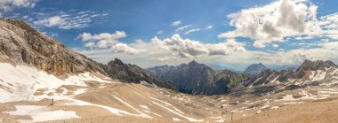 Yazın Zugspitze buzullarının geniş manzara manzarası
