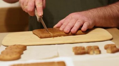Geleneksel Noel pişirme hazırlığı ve festival treni için zencefilli çörek kesen büyükanne ve büyükbabaların yakın çekimi.