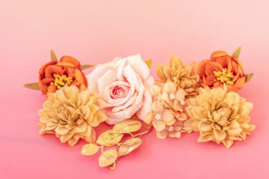 Çiçek aranjmanı yumuşak pastel çiçeklerle pembe arka planda fotokopi alanı ile