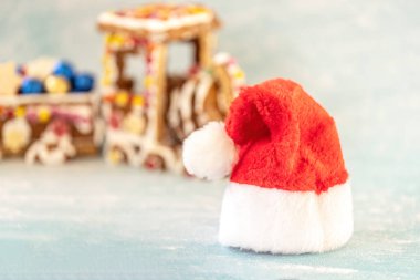Noel Baba şapkası arka planda bulanık zencefilli ekmek treni ve kopyalama alanı