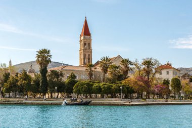 Denizden Trugir 'in eski kenti, palmiye ağaçları, katedral kulesi ve Hırvatistan' daki Akdeniz mimarisi ile tarihi liman manzarası