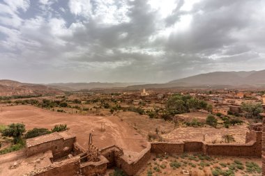 Geleneksel Berber köyü ve Ouarzazate ve Merzouga arasındaki vaha, Fas