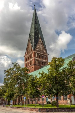 Lneburg 'daki St Johns Kilisesi, Aşağı Saksonya, Almanya Mavi gökyüzü altındaki Gotik tuğla mimarisi