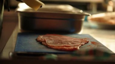 Jambon ve peynirli cordon bleu hazırlıyorum.