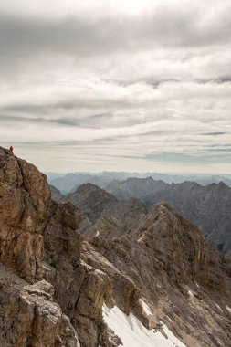 Zugspitze 'den, Almanların en yüksek dağından, Alp tepelerine, karlı tepelere ve açık yaz gökyüzünün altındaki vadilere bakan.