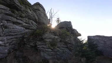  Dreisessel dağındaki kaya oluşumları, boşluklardan süzülen güneş ışınları, Almanya 'nın Bavyera Ormanı' nda sonbahar ışığı