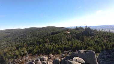 Hochstein 'dan Bavyera Ormanı' ndaki Dreisessel Dağı 'nda görülen kaya oluşumları açık mavi gökyüzü ile güneşli sonbahar manzarası