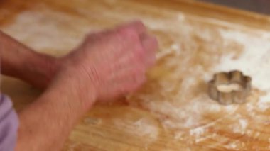 Kurabiye hamuru yoğurup otantik Noel pişirme anını gösteren yaşlı kadının elleri