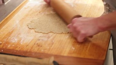 Yaşlı kadınların elleri yoğurur sonra kurabiye hamuru sarar gerçek bayram pişirmesini gösterir.