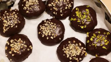 Çikolata kaplı zencefilli kurabiyelerin üstüne fındık konmuş bayram sahnesi.