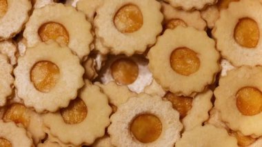 Sıcak geleneksel tatil pişirme sahnesinde kayısı reçeli dolu kurabiyeler.