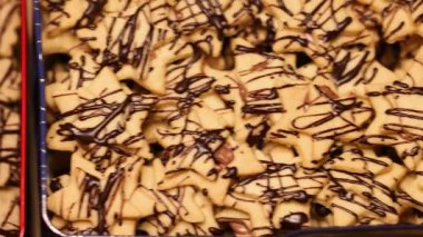 Tereyağlı kurabiyeler siyah çikolatayla serpiştirilmiş. Yakın plan ev yapımı Noel pastasını gösteriyor.