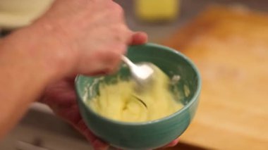 Sıcak bayram pişirme sahnesinde Noel kurabiyeleri için eggnog doldurma.