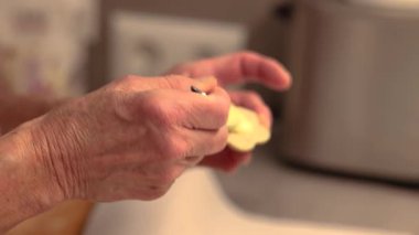 Kurabiyelere eggnog doldurmak ve Noel pastası yaparken üst kurabiyeye yakın çekim yapmak.