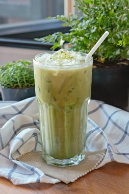 buzlu matcha latte