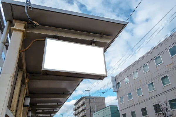 Leeg teken bij treinstation Rechtenvrije Stockfoto's