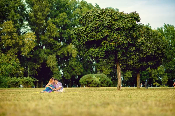 Семья вместе в летнем парке. Женщина беременна. — стоковое фото