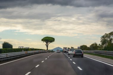 Düz yol çalışan dağlara doğru döşeli