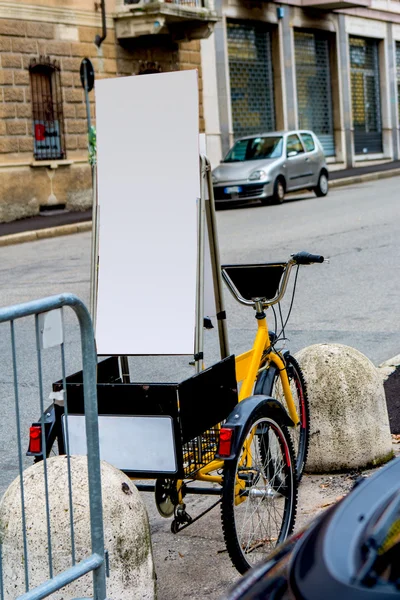 Bicicleta de ruedas con un letrero publicitario —  Fotos de Stock