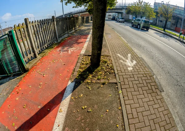 Zweispurig mit Geh- und Radweg — Stockfoto