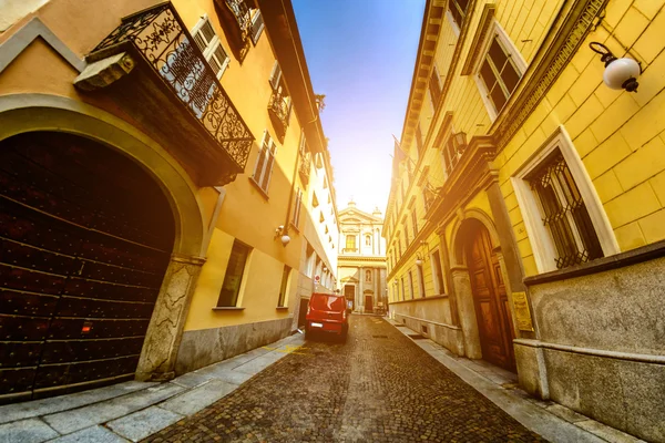 Úzká ulice mezi italskou domy ve starém městě Novara, tónování — Stock fotografie