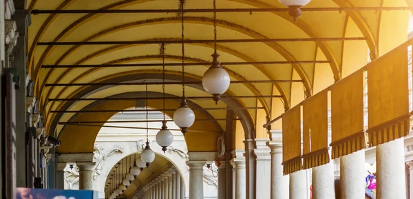 Itálie, Novara. Žlutá oblouky s bílými sloupy. Tónování. — Stock fotografie