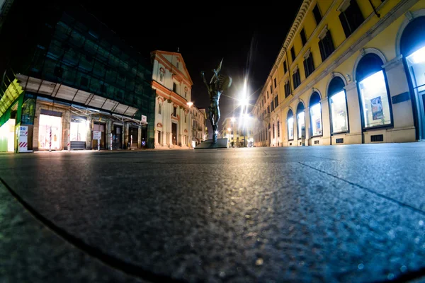 Ночной город в Италии. Новара. Иллюминированная улица. Тонинг. Мягкий фокус — стоковое фото