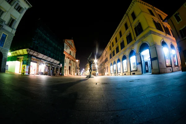 Gece şehir İtalya. Novara. Işıklı Sokağı. Tonlama. Yumuşak odak — Stok fotoğraf