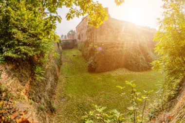 Derin bir hendek eski kale etrafında. Tonlama