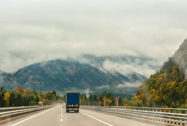 El camino en las montañas. Alps.Mountains en las nubes — Foto de Stock