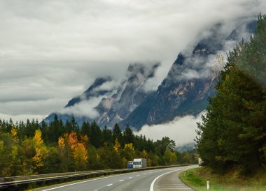 Yolun dağlarda. Alps.Mountains bulutlar