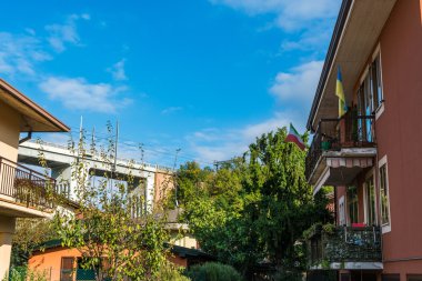 Eski uzun boylu ve İtalya taş demiryolu Köprüsü. İtalya ve Ukrayna bayrakları.