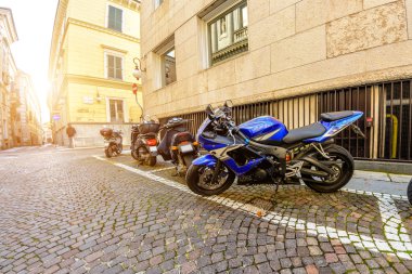 Mavi motosiklet Park. Tonlama