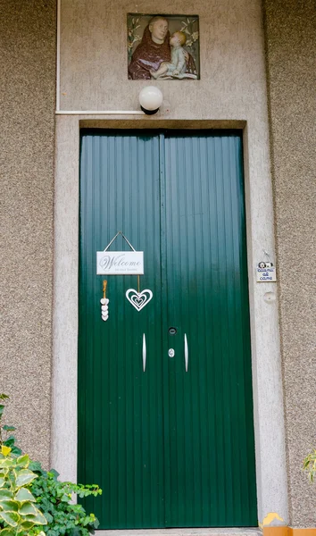 La porte d'entrée de la maison avec une inscription welcome. Novara, Italie — Photo